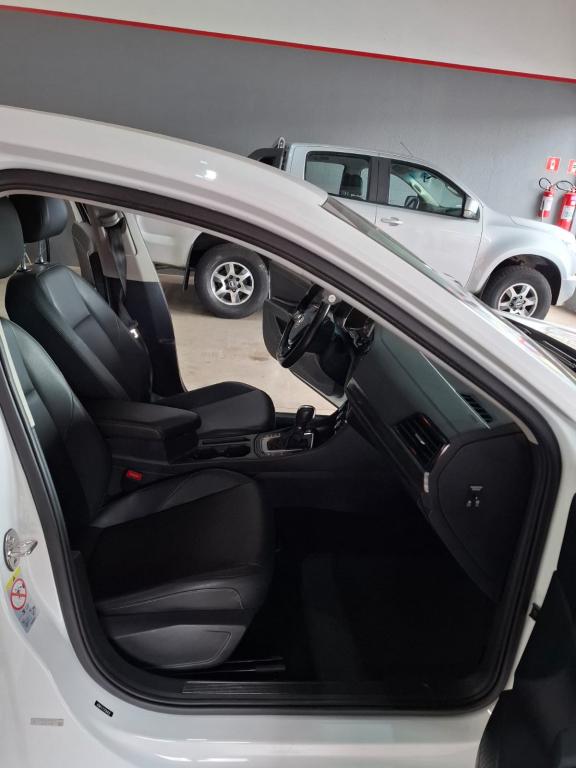 VOLKSWAGEN Jetta - Foto