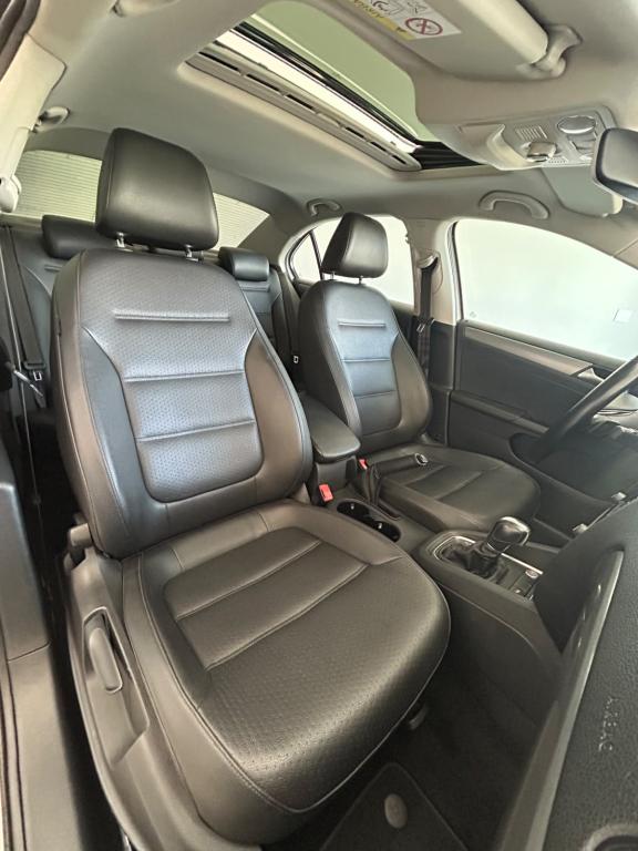 VOLKSWAGEN Jetta - Foto