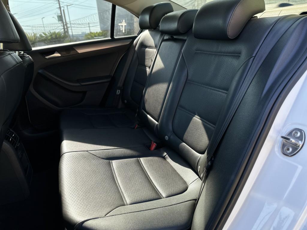VOLKSWAGEN Jetta - Foto
