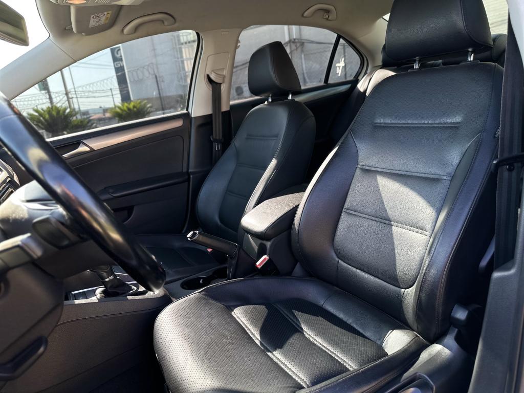 VOLKSWAGEN Jetta - Foto