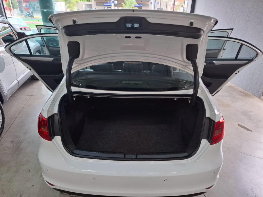 VOLKSWAGEN Jetta - Foto