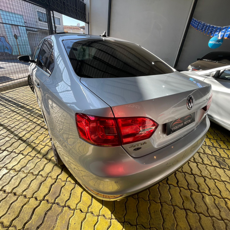 VOLKSWAGEN Jetta - Foto