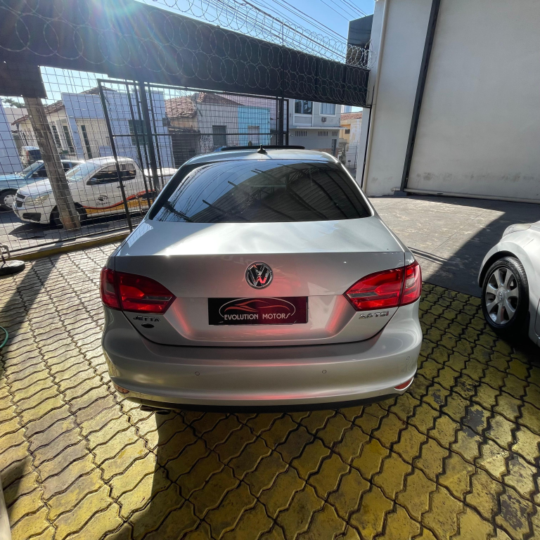 VOLKSWAGEN Jetta - Foto