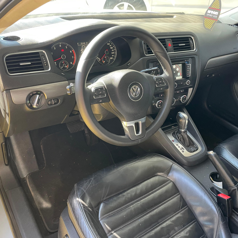 VOLKSWAGEN Jetta - Foto