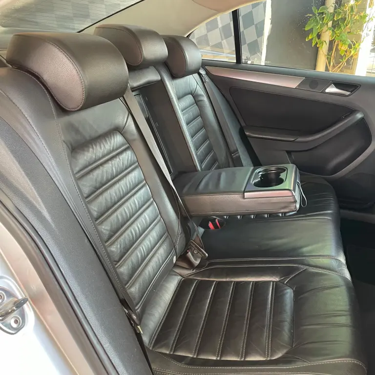 VOLKSWAGEN Jetta - Foto