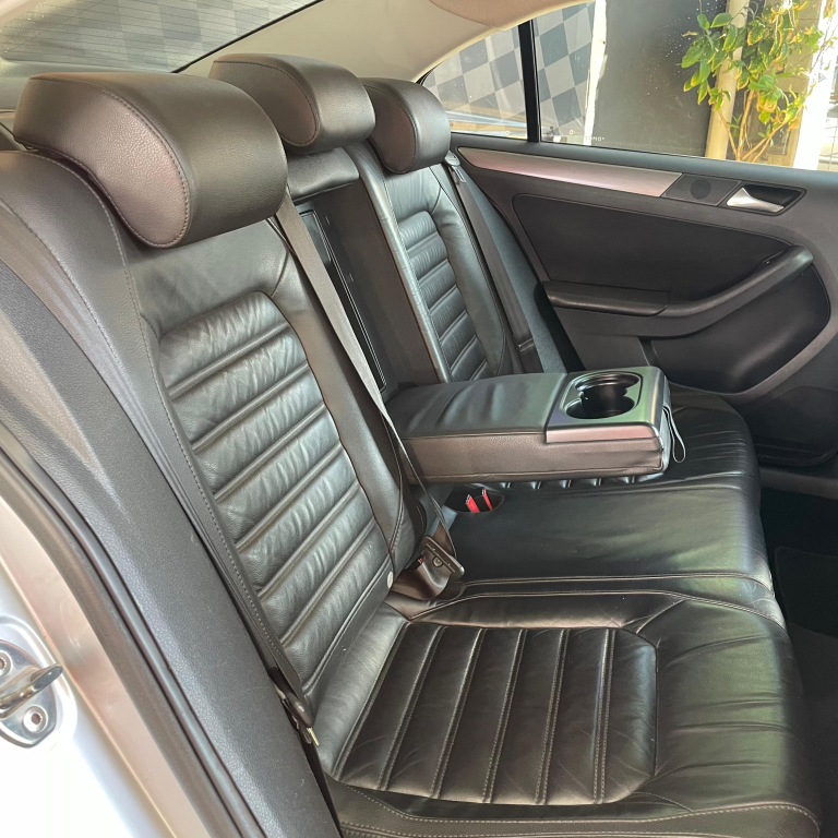 VOLKSWAGEN Jetta - Foto