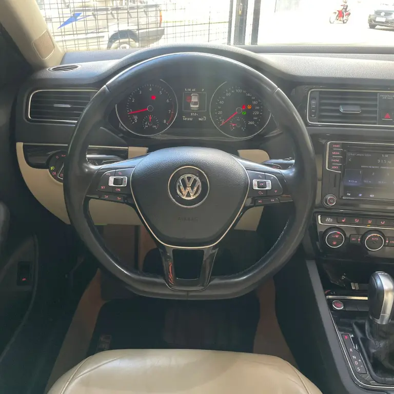 VOLKSWAGEN Jetta - Foto