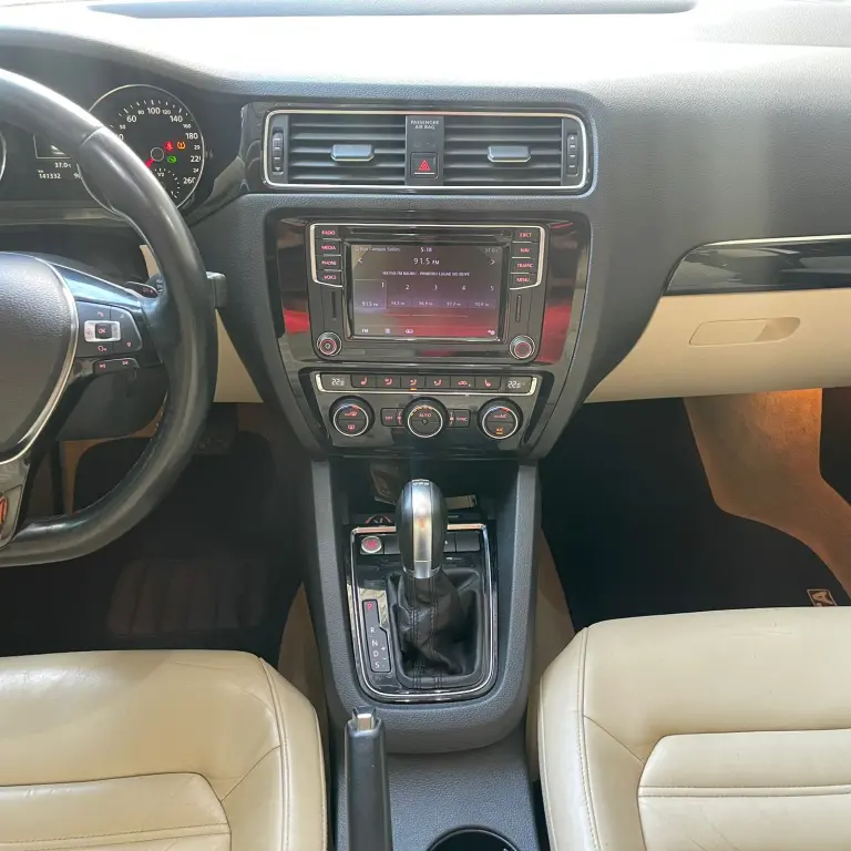 VOLKSWAGEN Jetta - Foto