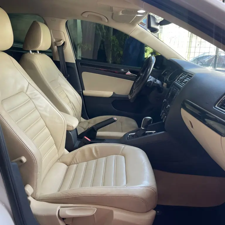 VOLKSWAGEN Jetta - Foto