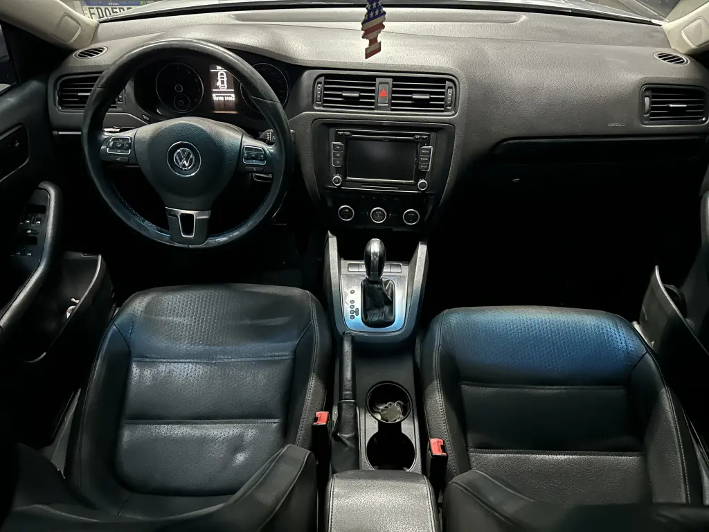 VOLKSWAGEN Jetta - Foto