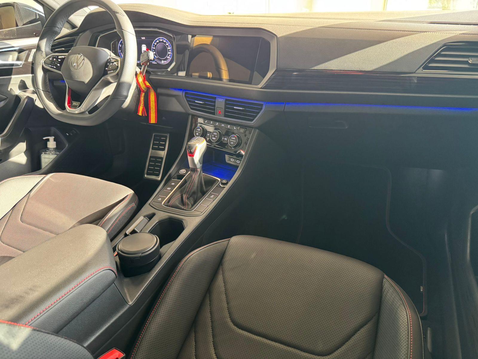 VOLKSWAGEN Jetta - Foto