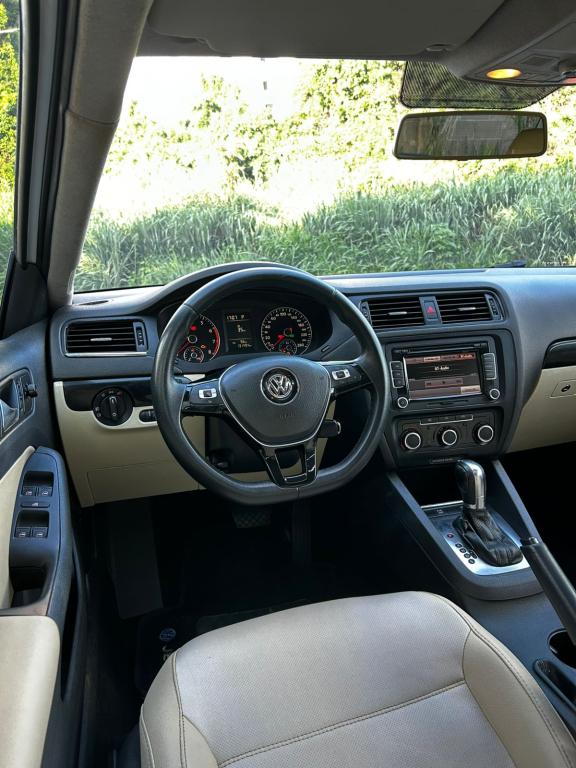 VOLKSWAGEN Jetta - Foto