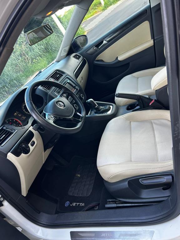 VOLKSWAGEN Jetta - Foto