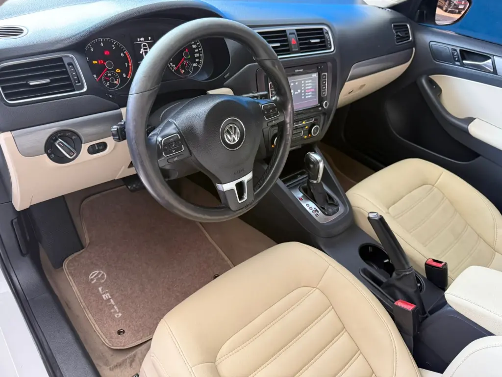 VOLKSWAGEN Jetta - Foto