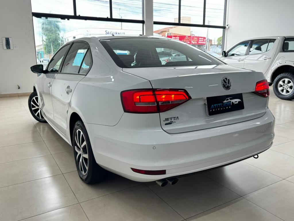 VOLKSWAGEN Jetta - Foto