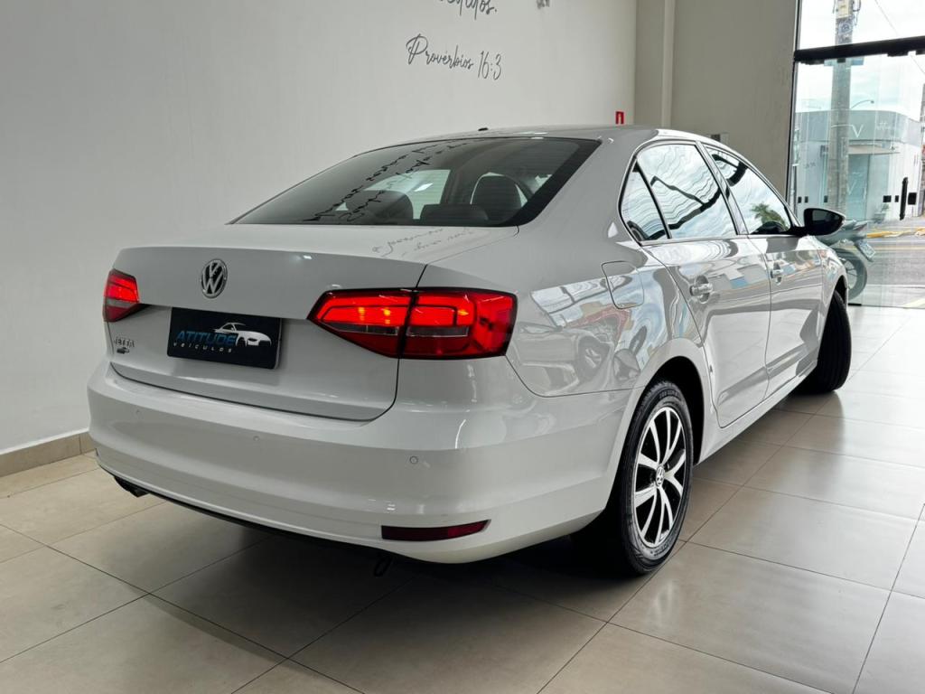 VOLKSWAGEN Jetta - Foto