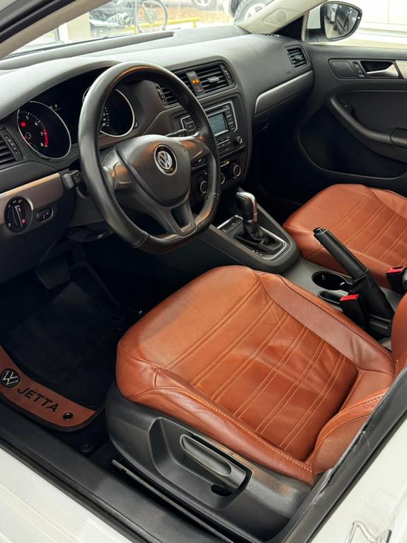 VOLKSWAGEN Jetta - Foto