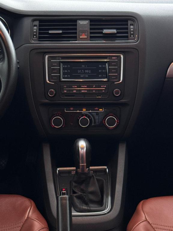 VOLKSWAGEN Jetta - Foto