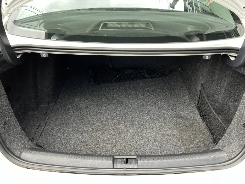 VOLKSWAGEN Jetta - Foto