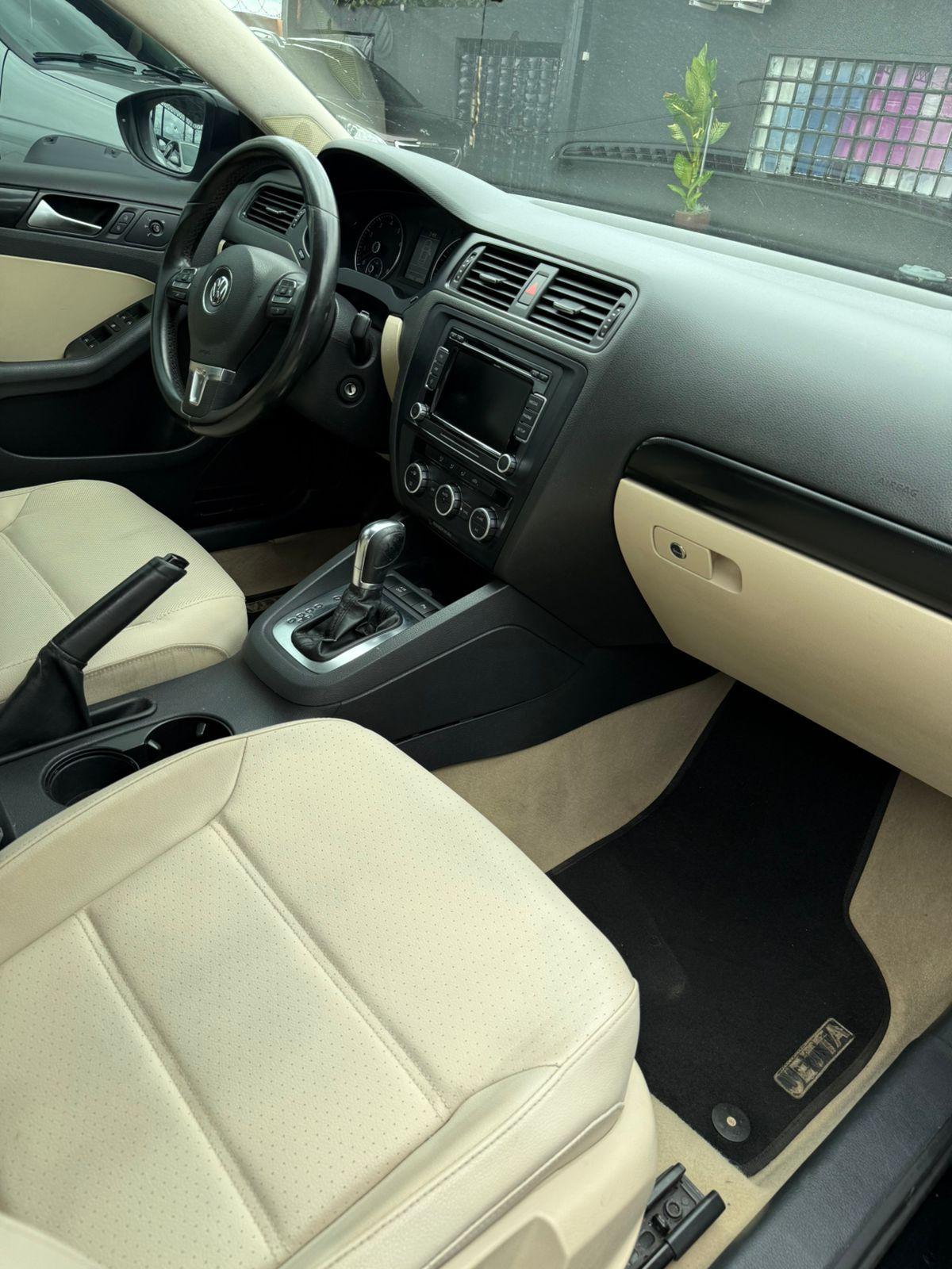 VOLKSWAGEN Jetta - Foto