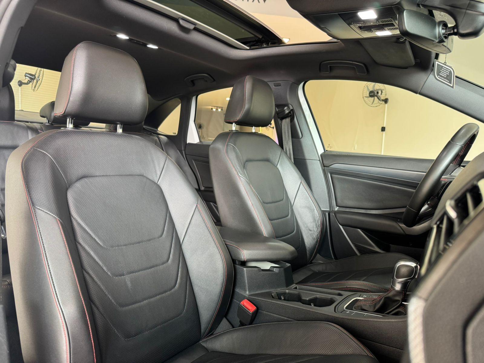 VOLKSWAGEN Jetta - Foto