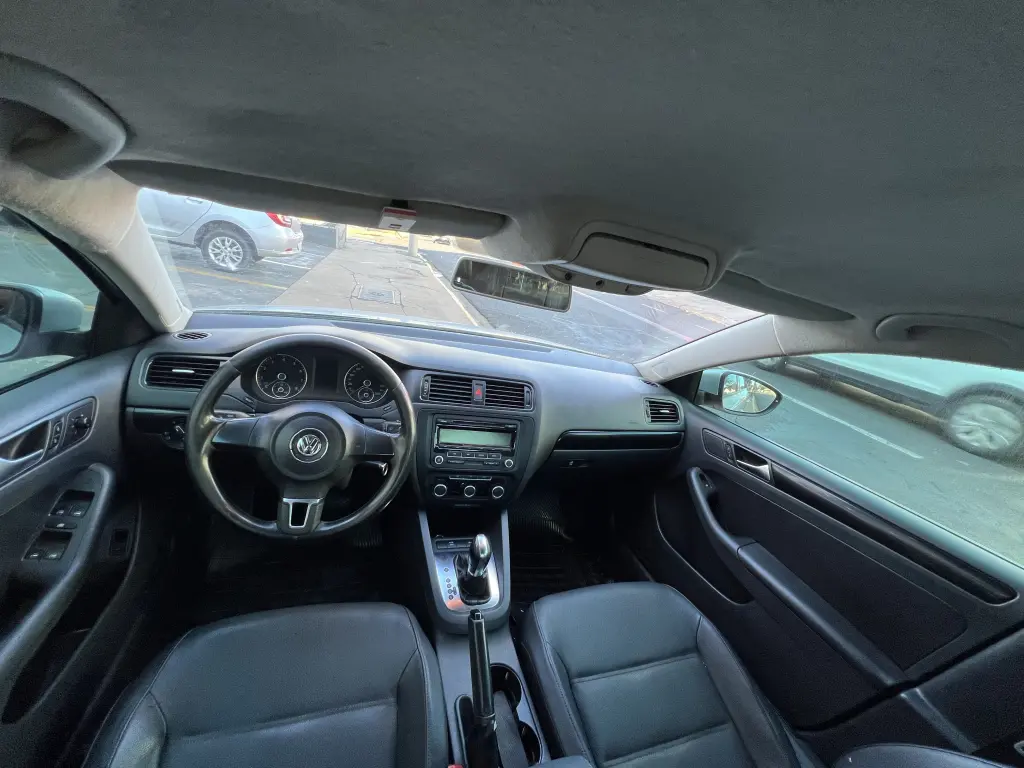 VOLKSWAGEN Jetta - Foto