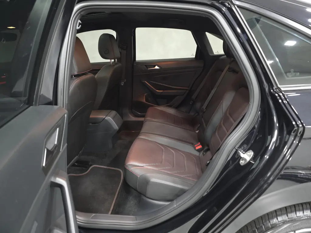 VOLKSWAGEN Jetta - Foto