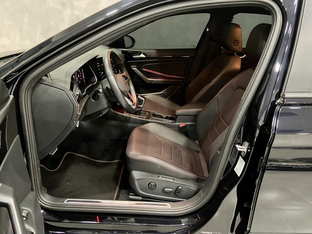 VOLKSWAGEN Jetta - Foto