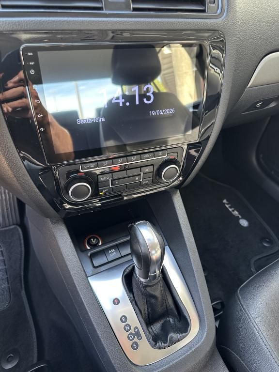 VOLKSWAGEN Jetta - Foto