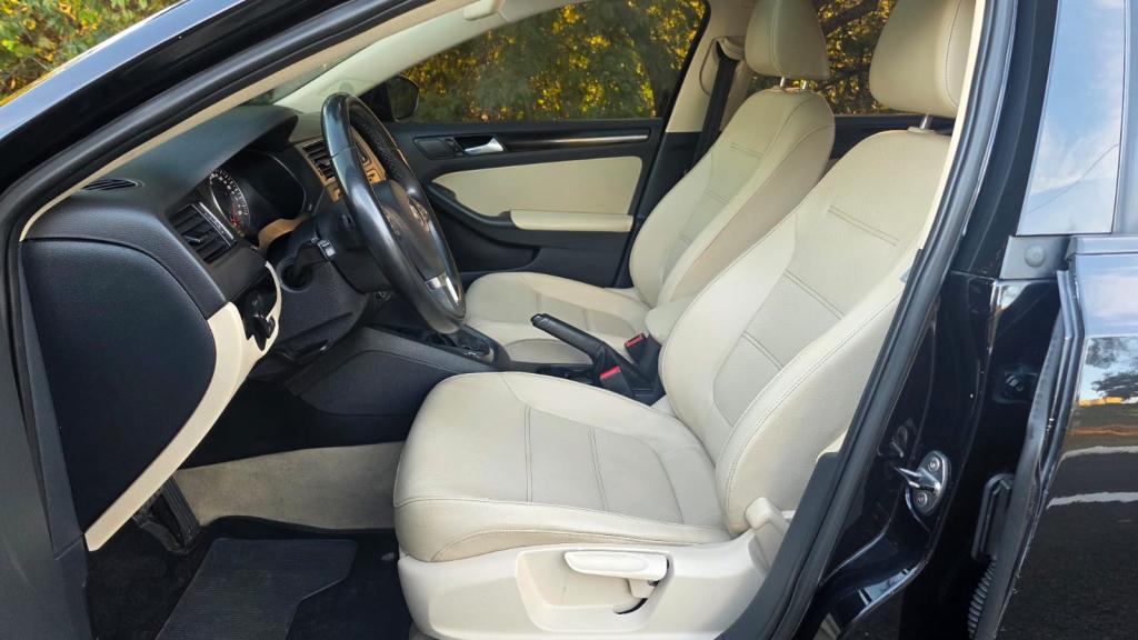 VOLKSWAGEN Jetta - Foto