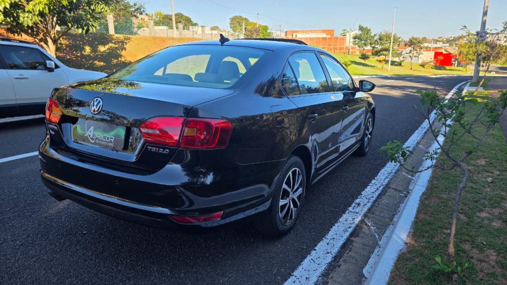 VOLKSWAGEN Jetta - Foto
