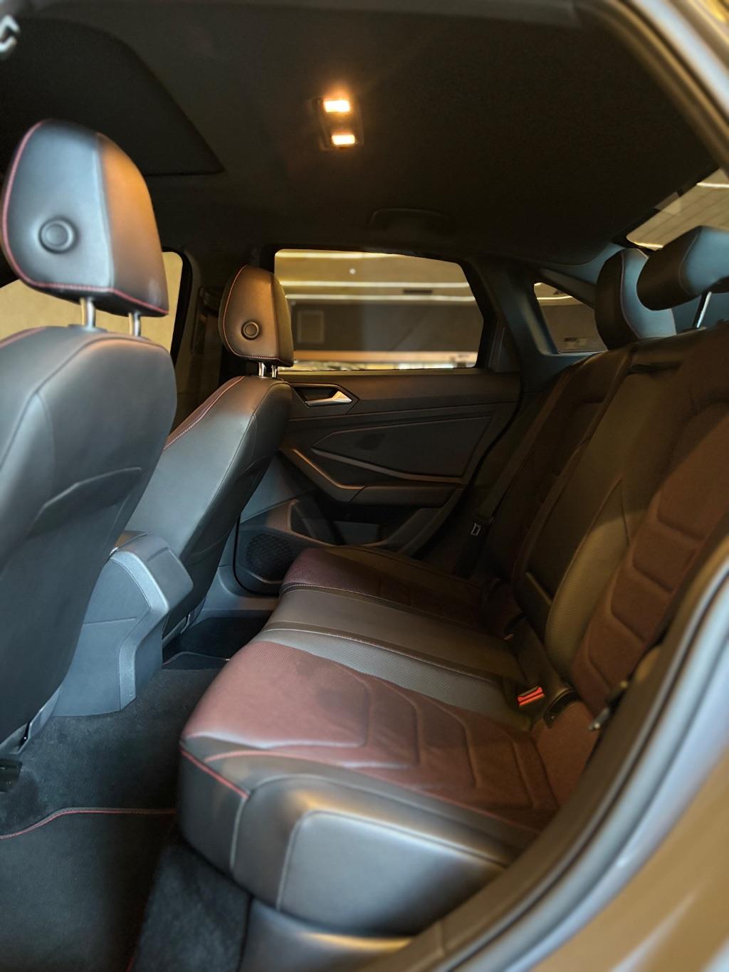 VOLKSWAGEN Jetta - Foto