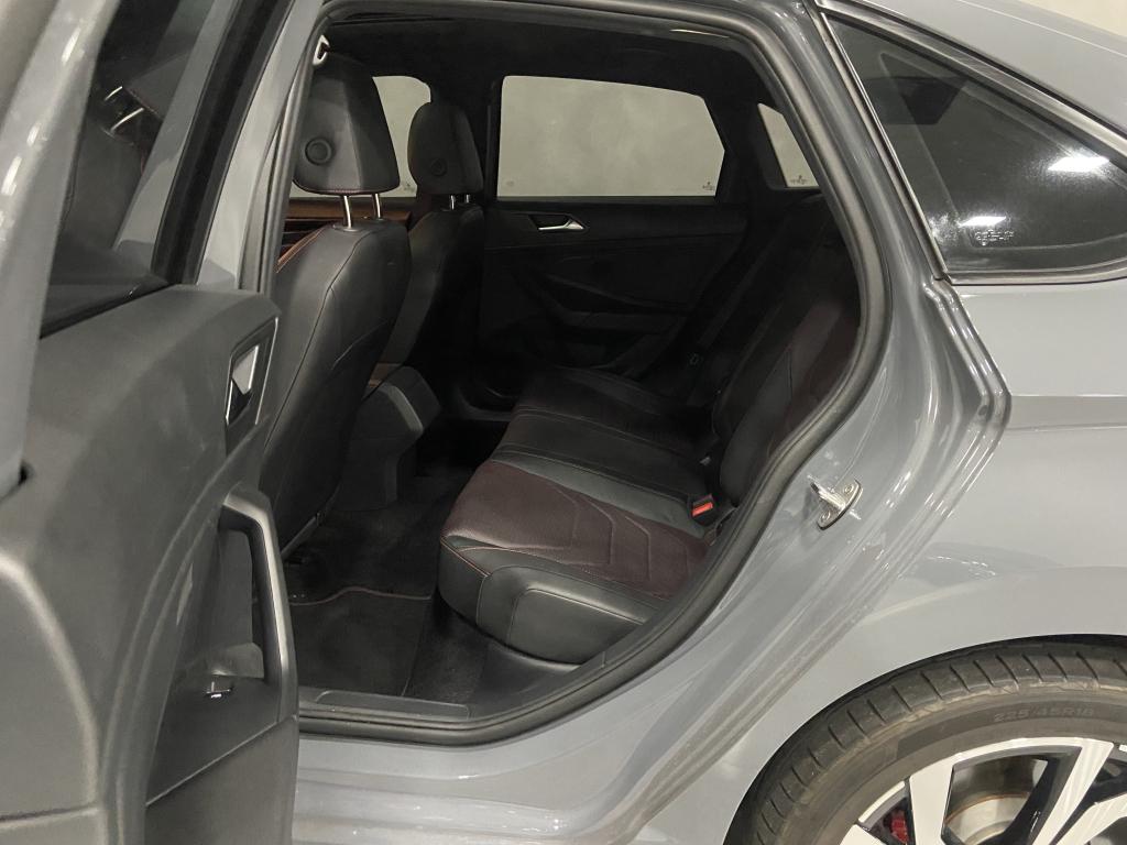 VOLKSWAGEN Jetta - Foto