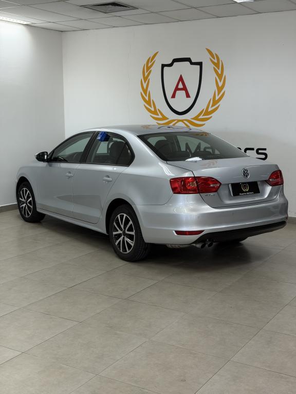 VOLKSWAGEN Jetta - Foto