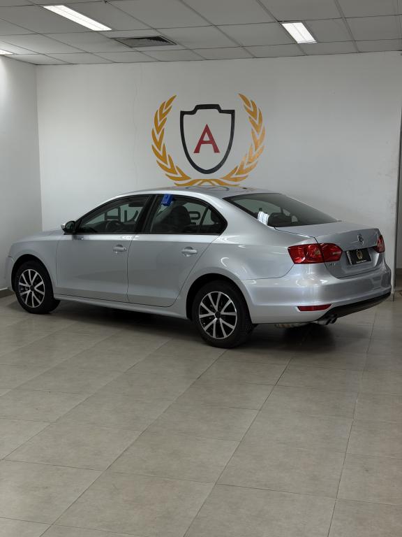 VOLKSWAGEN Jetta - Foto