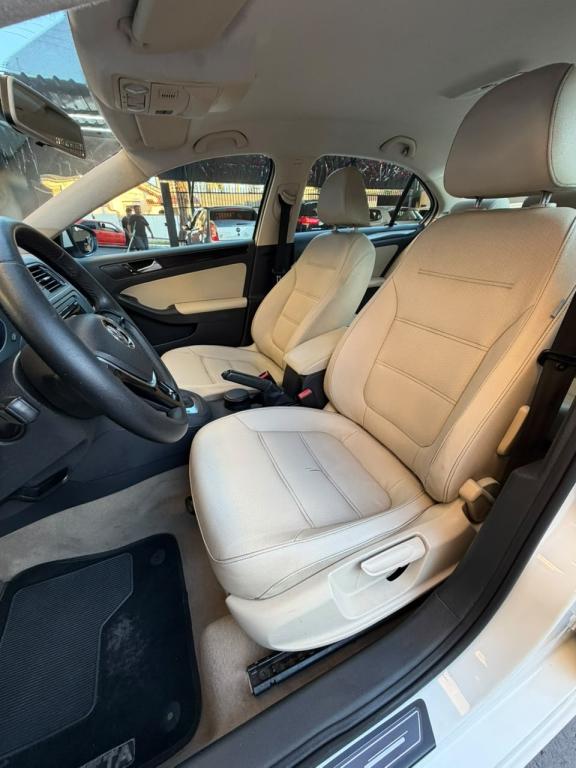 VOLKSWAGEN Jetta - Foto