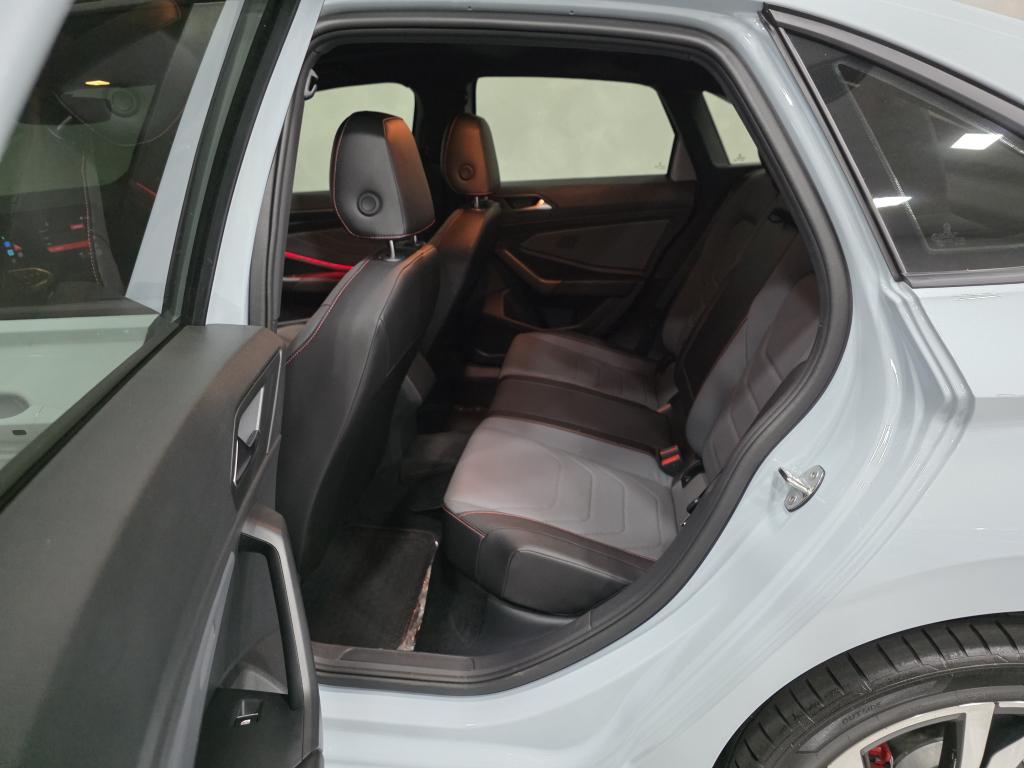 VOLKSWAGEN Jetta - Foto