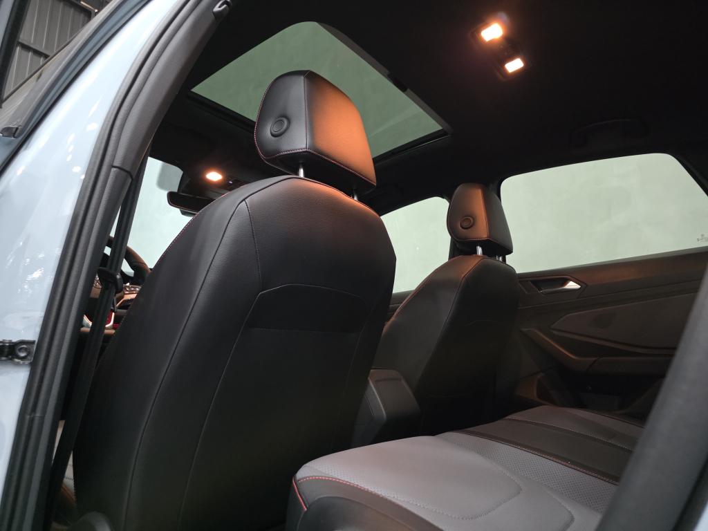 VOLKSWAGEN Jetta - Foto