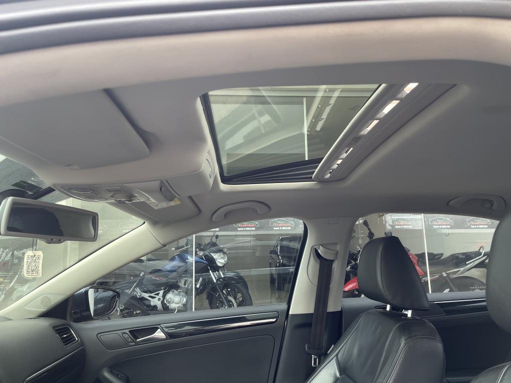 VOLKSWAGEN Jetta - Foto