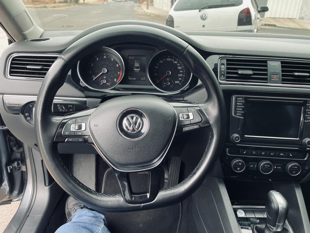VOLKSWAGEN Jetta - Foto