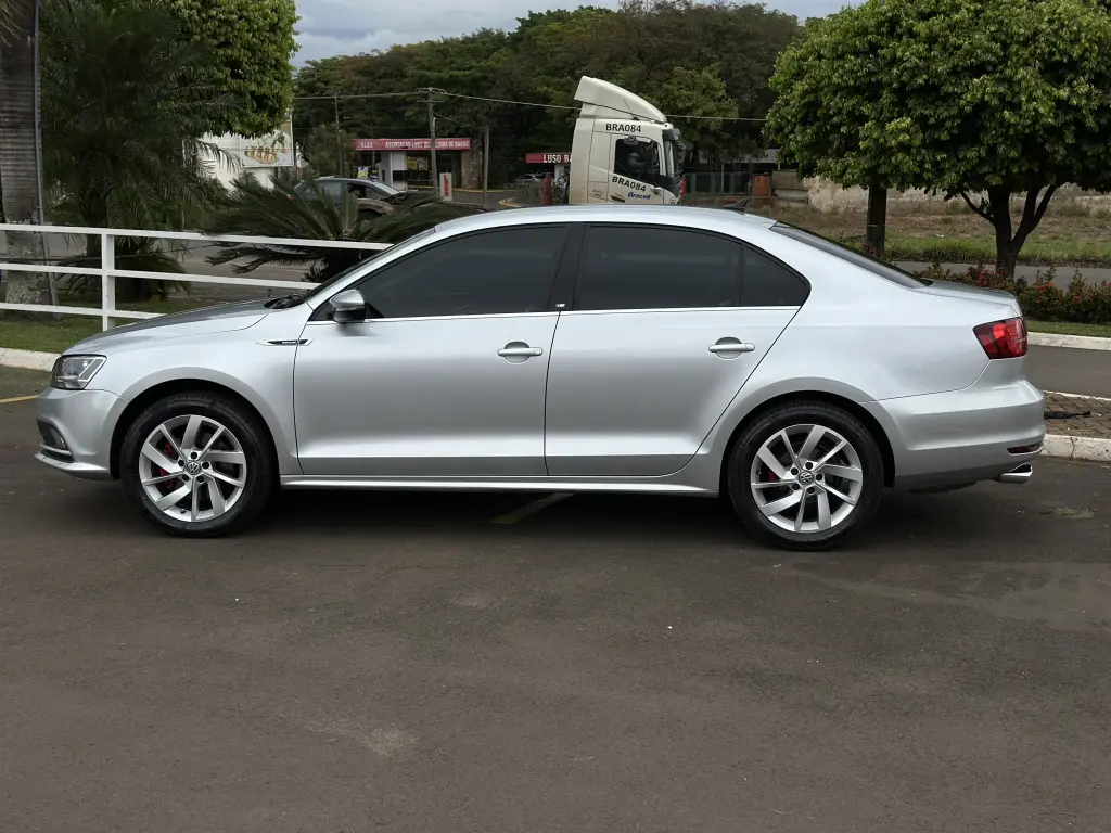 VOLKSWAGEN Jetta - Foto