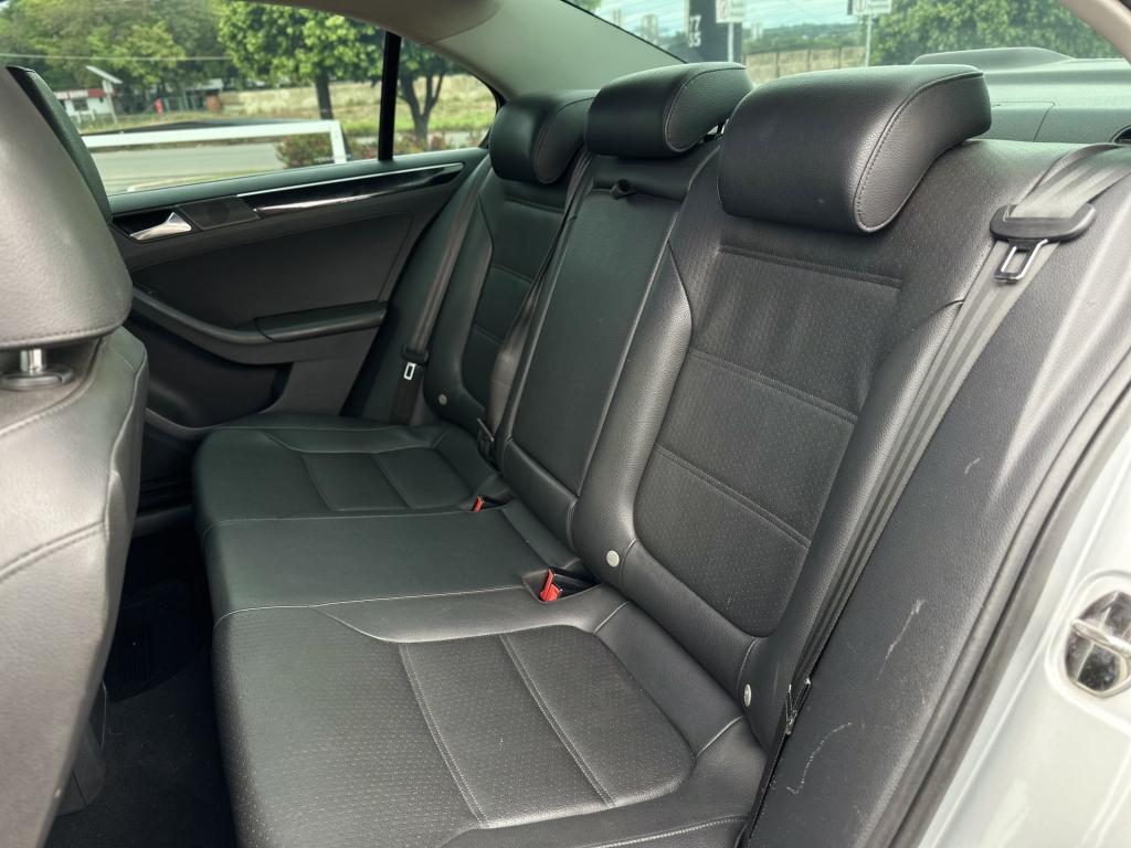 VOLKSWAGEN Jetta - Foto