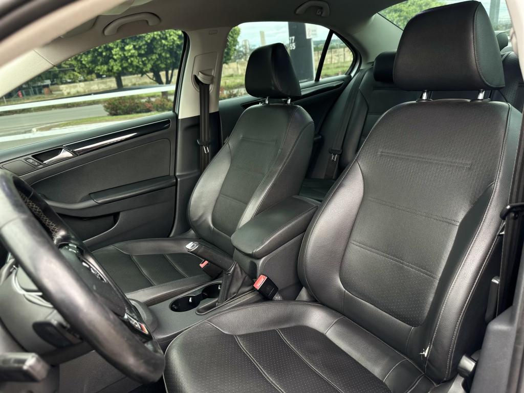VOLKSWAGEN Jetta - Foto