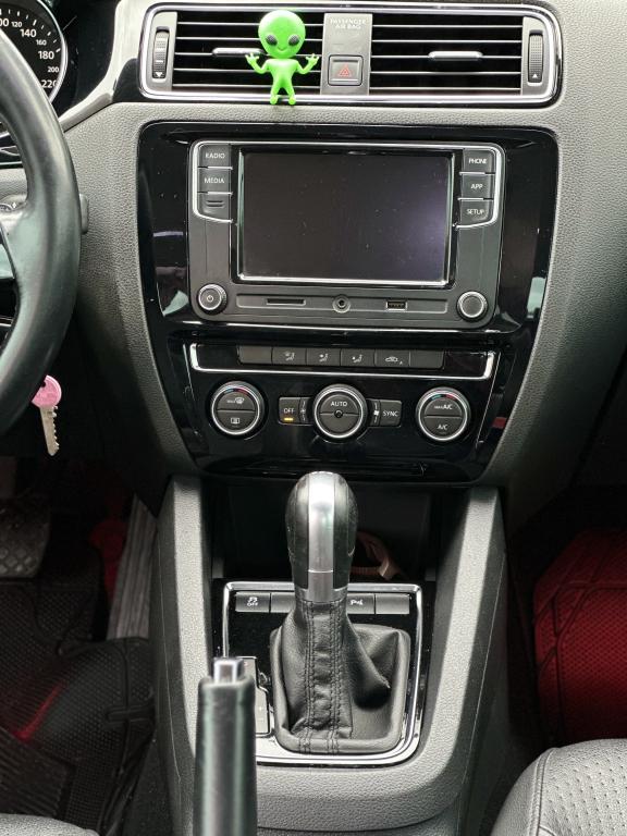VOLKSWAGEN Jetta - Foto