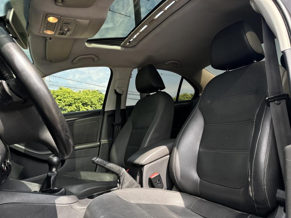 VOLKSWAGEN Jetta - Foto