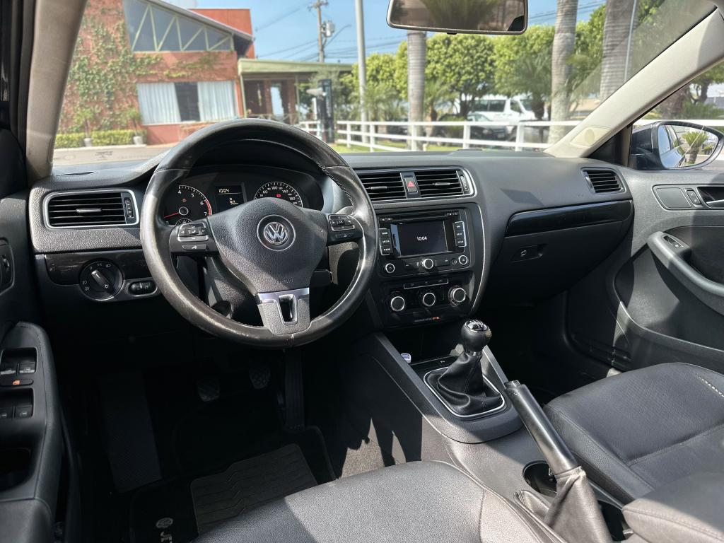 VOLKSWAGEN Jetta - Foto