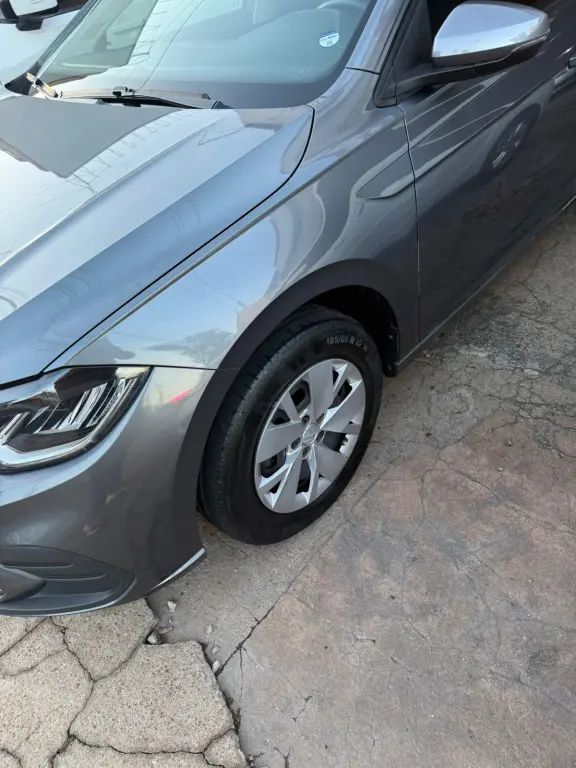 VOLKSWAGEN Polo Hatch - Foto