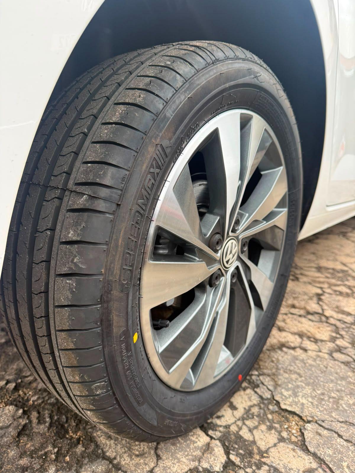 VOLKSWAGEN Polo Hatch - Foto