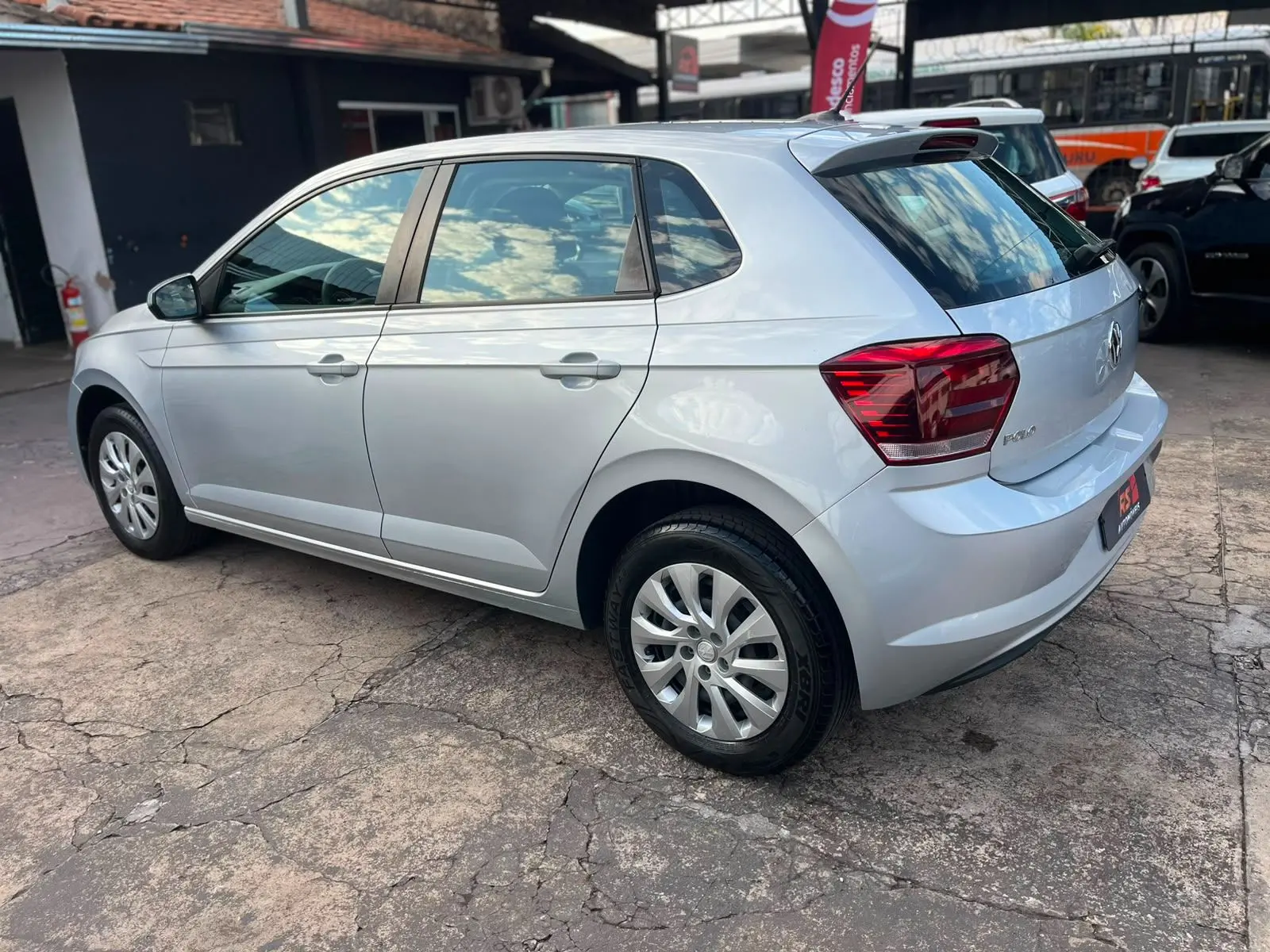 VOLKSWAGEN Polo Hatch - Foto