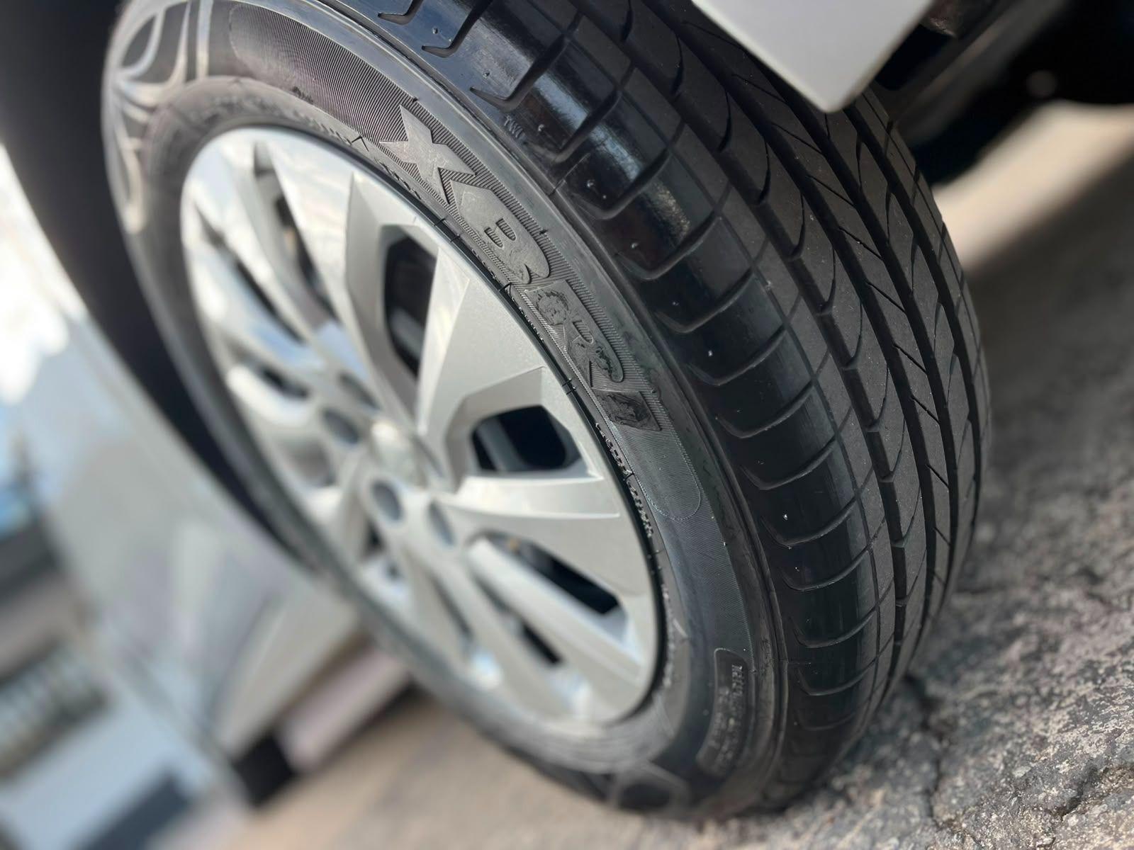 VOLKSWAGEN Polo Hatch - Foto